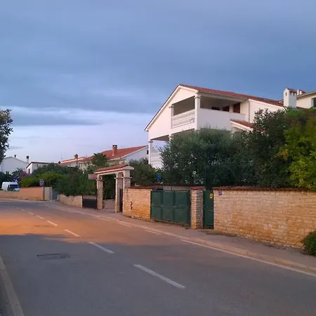 Apartments Free Parking Big Garden Apartment Peroj